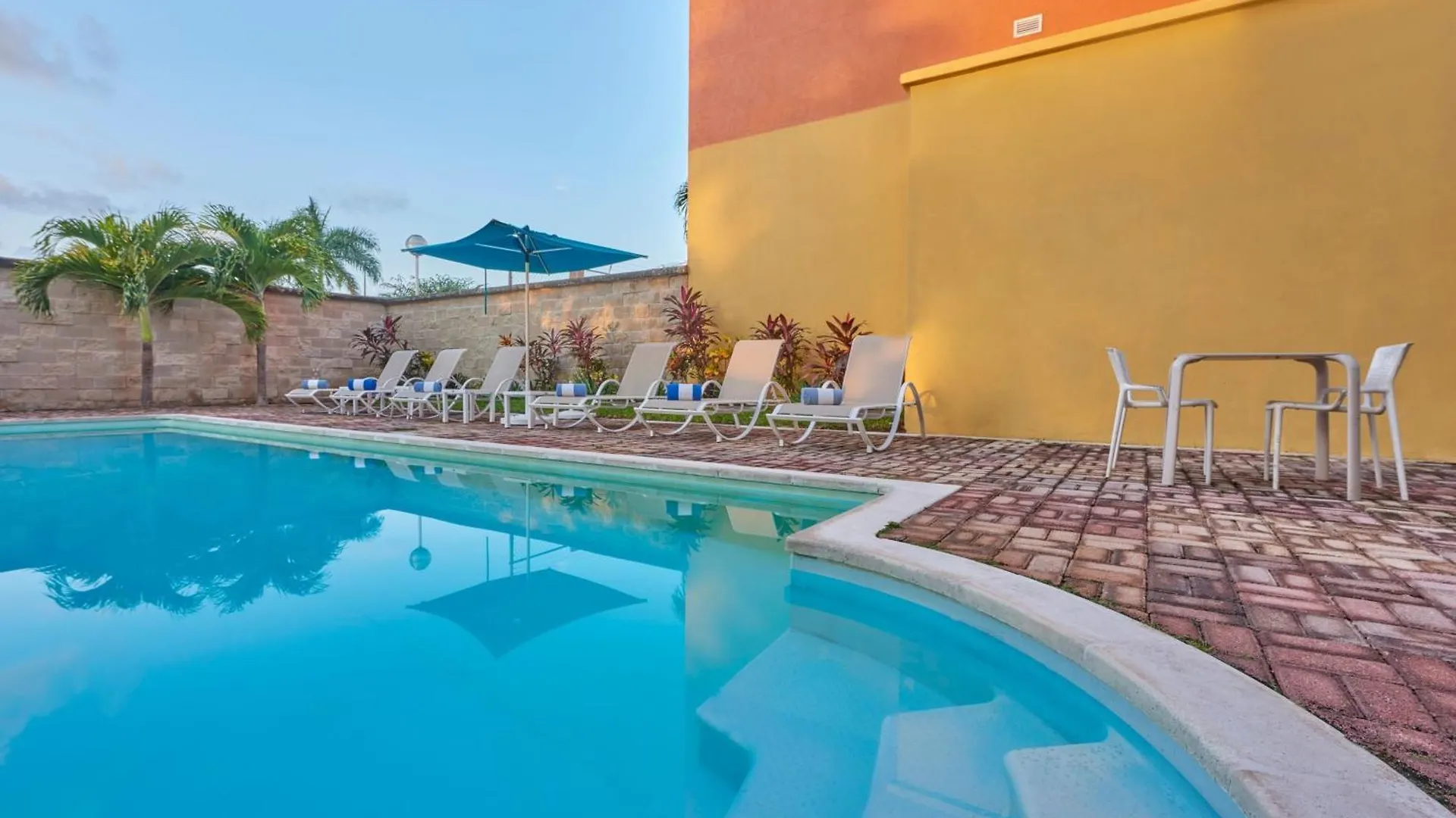 City Express Junior By Marriott Cancún 3*,