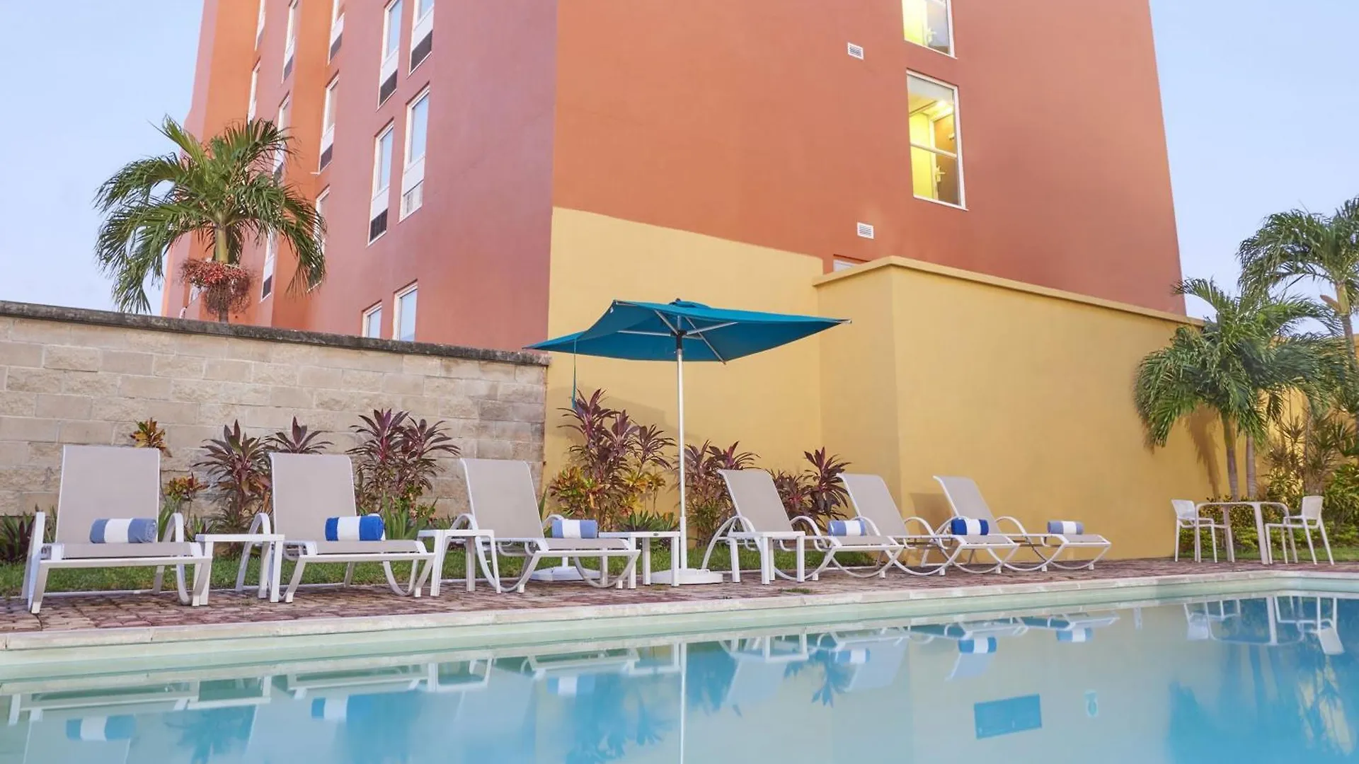 Hotel City Express Junior By Marriott Cancún