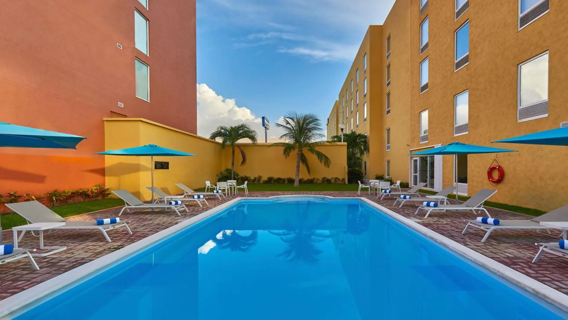 City Express Junior By Marriott Cancún 3*,