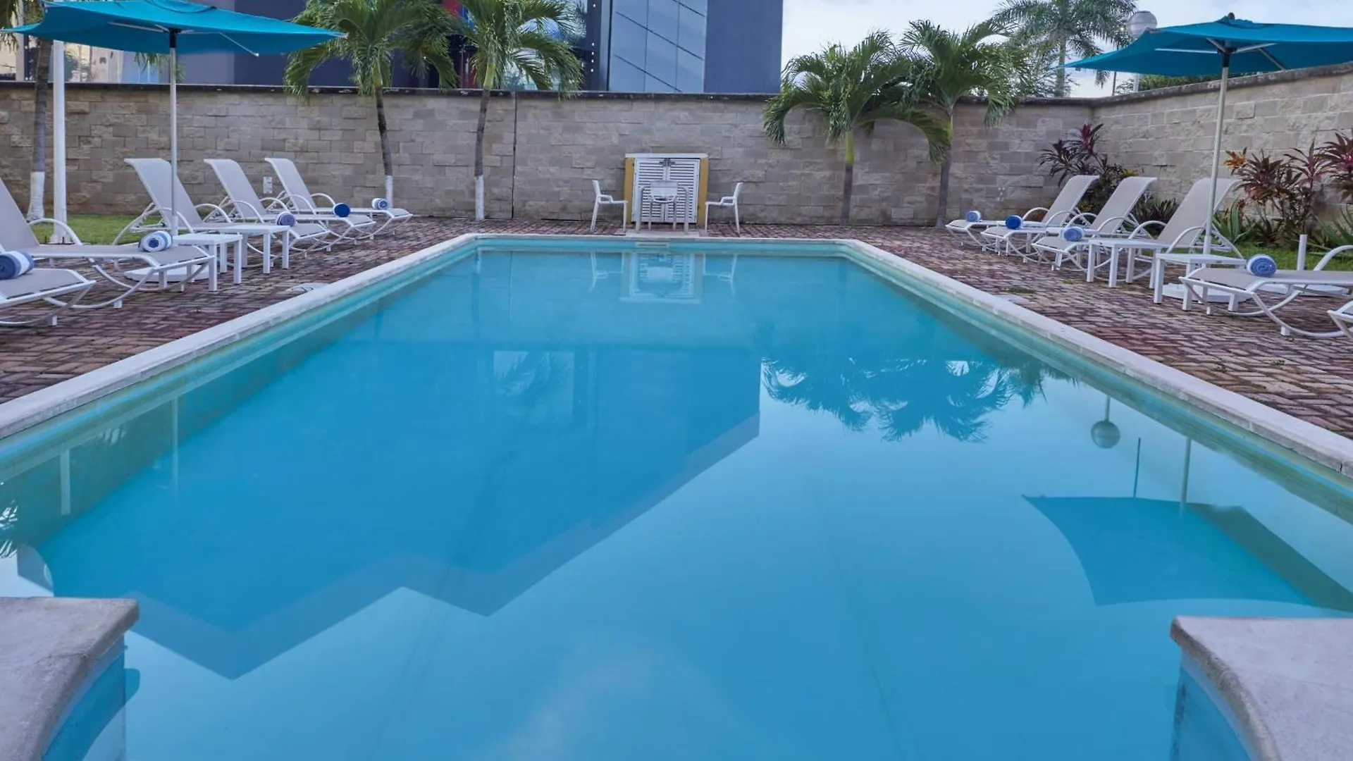 Hotel City Express Junior By Marriott Cancún